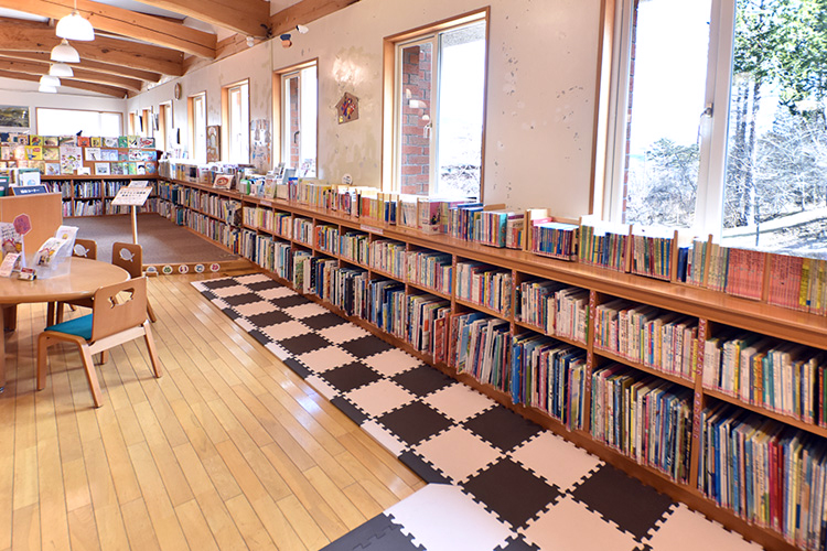 絵本や童話などたくさん並んでいます 山中湖情報創造館 山中湖村公共図書館