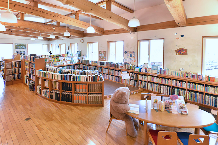 お子様と一緒にゆったりのんびり本を楽しめます 山中湖情報創造館 山中湖村公共図書館